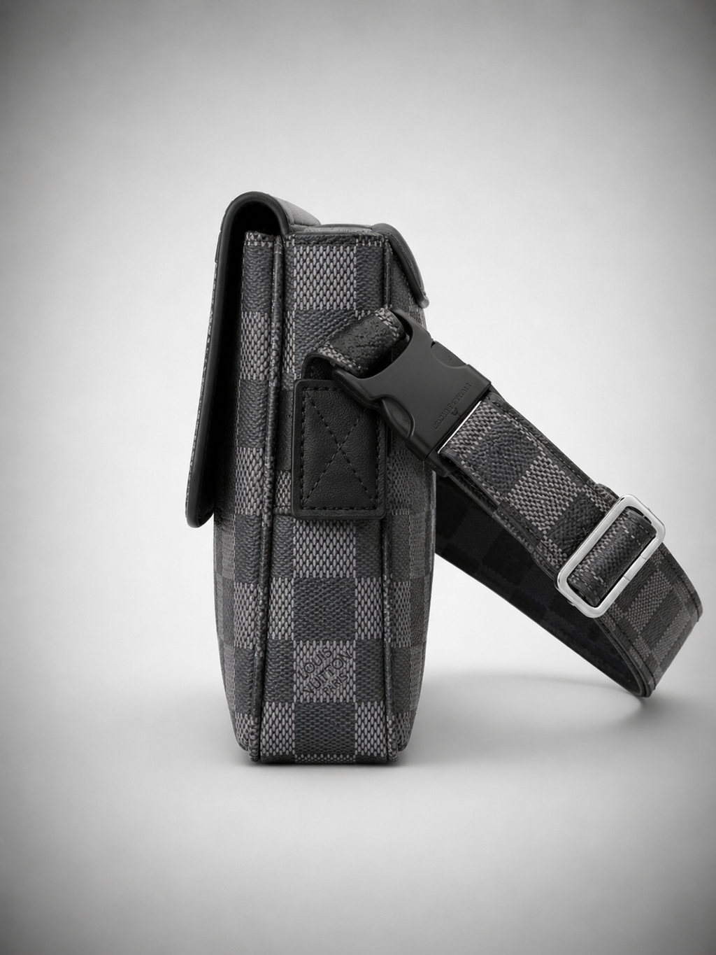 Pochette de Voyage Louis Vuitton 26MM Éclipse Édition Limitée
